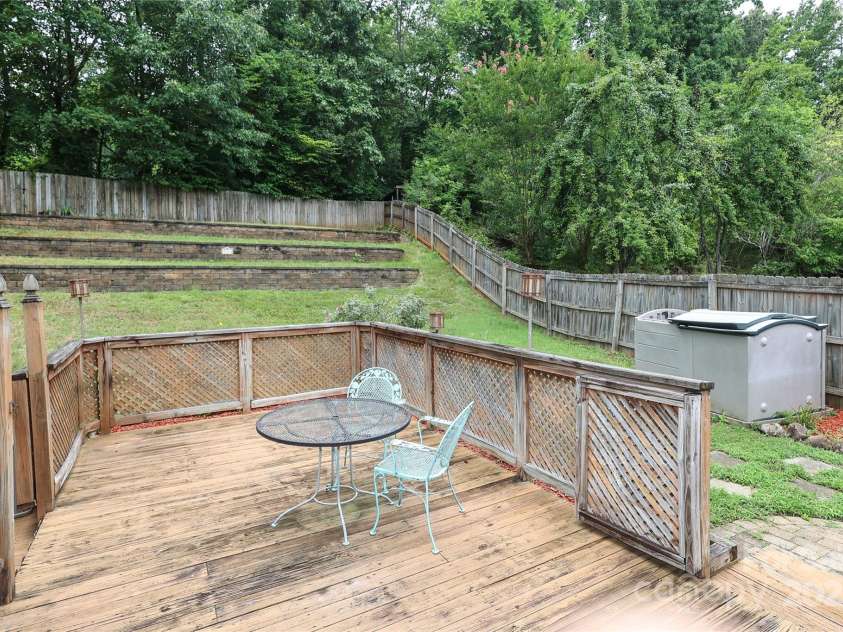 9541 Green Apple Drive, Charlotte, NC 28215.  MLS# CAR4269556, YatesRealty ID 24639. 