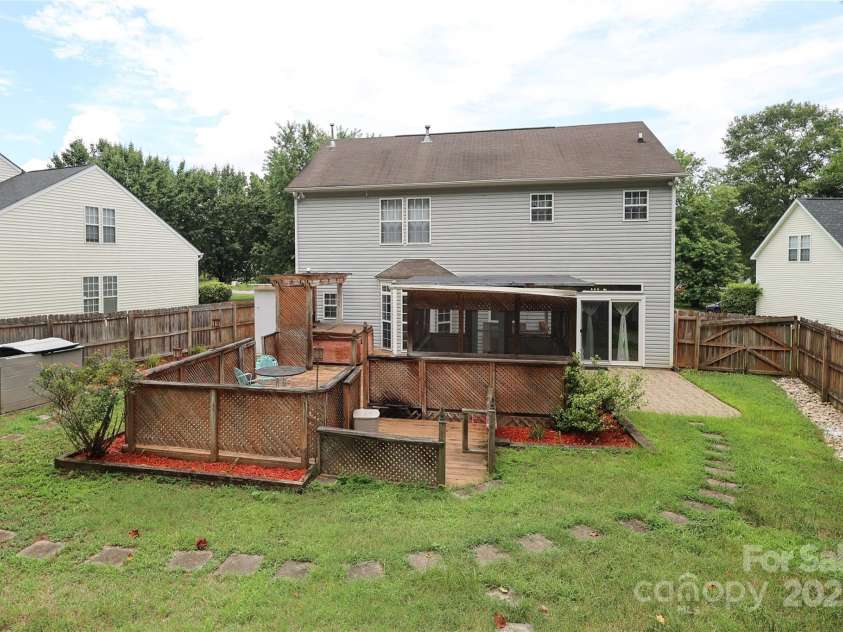 9541 Green Apple Drive, Charlotte, NC 28215.  MLS# CAR4269556, YatesRealty ID 24639. 
