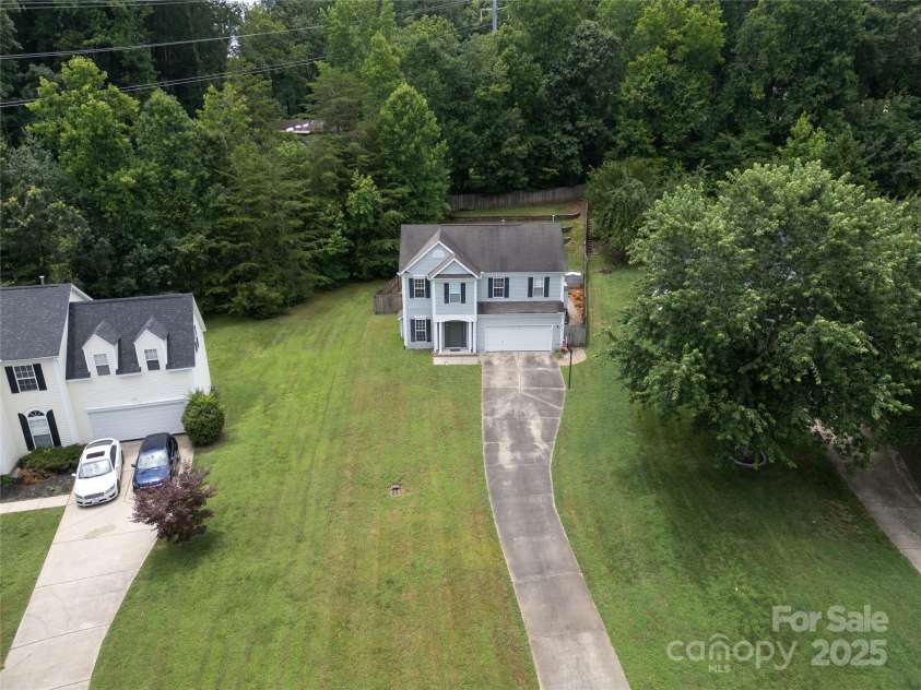 9541 Green Apple Drive, Charlotte, NC 28215.  MLS# CAR4269556, YatesRealty ID 24639. 
