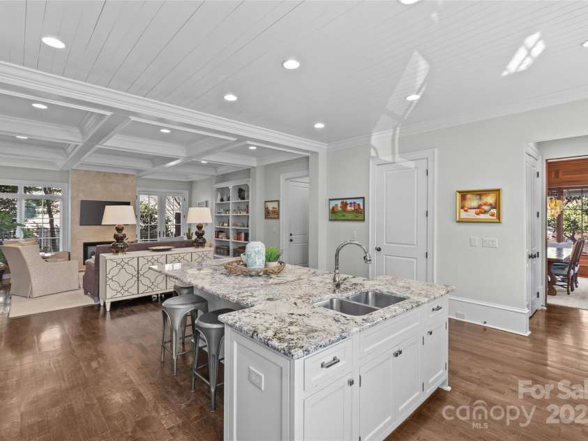 303 Hillside Avenue, Charlotte, NC 28209.  MLS# CAR4216911, YatesRealty ID 2464. 