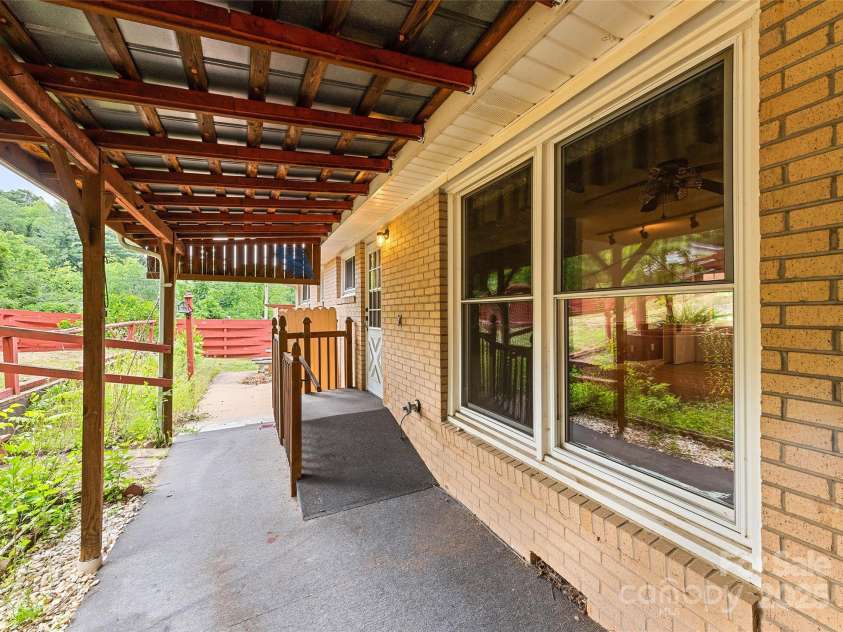 748 East Street, Waynesville, NC 28786.  MLS# CAR4259438, YatesRealty ID 24640. 