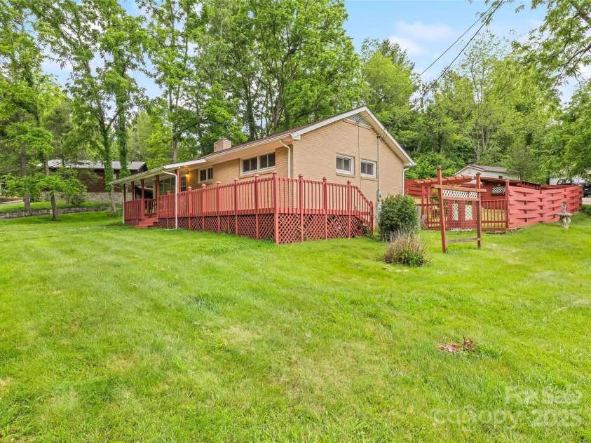 748 East Street, Waynesville, NC 28786.  MLS# CAR4259438, YatesRealty ID 24640. 