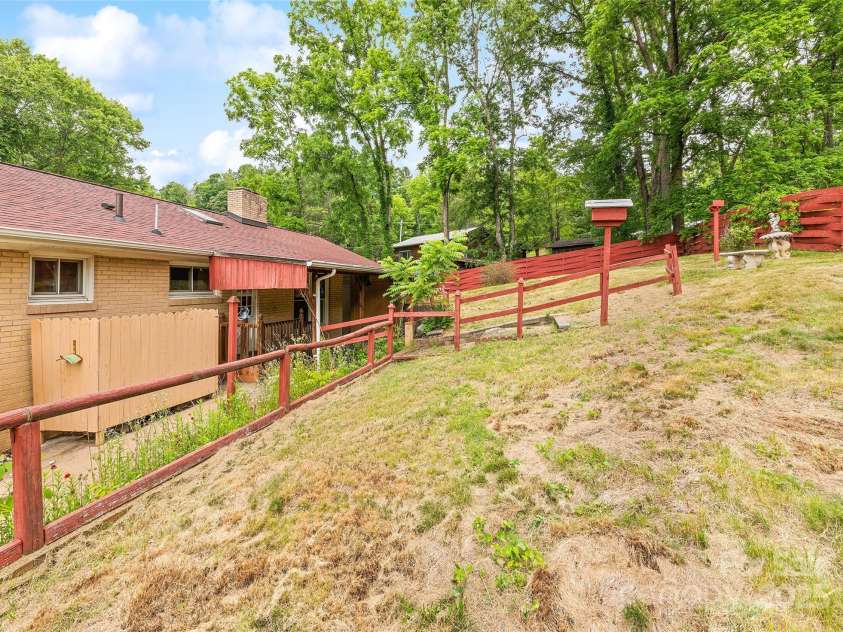 748 East Street, Waynesville, NC 28786.  MLS# CAR4259438, YatesRealty ID 24640. 