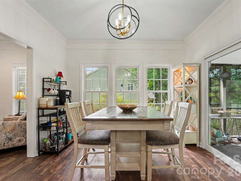 2272 Crosstrail Ridge, Rock Hill, SC 29732.  MLS# CAR4385538, YatesRealty ID 24641. Beautiful eating area in the kitchen with lots of natural light!