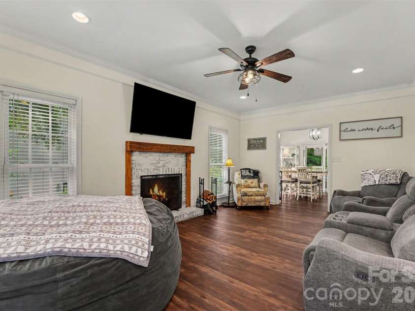 2272 Crosstrail Ridge, Rock Hill, SC 29732.  MLS# CAR4385538, YatesRealty ID 24641. Den opens to kitchen eating area
