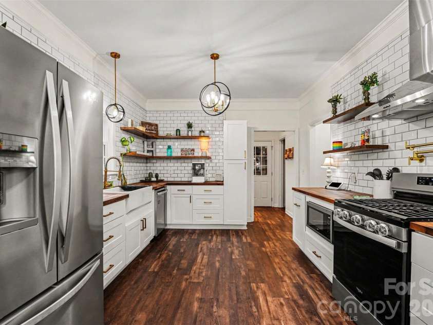 2272 Crosstrail Ridge, Rock Hill, SC 29732.  MLS# CAR4385538, YatesRealty ID 24641. Lots to love about this kitchen