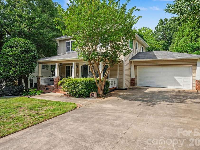 2272 Crosstrail Ridge, Rock Hill, SC 29732.  MLS# CAR4385538, YatesRealty ID 24641. Lovely home with two car garage
