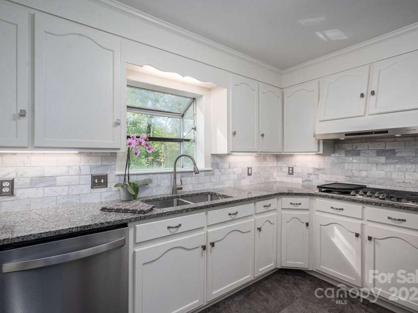 1220 Oakwood Avenue, Gastonia, NC 28052.  MLS# CAR4242343, YatesRealty ID 24643. 