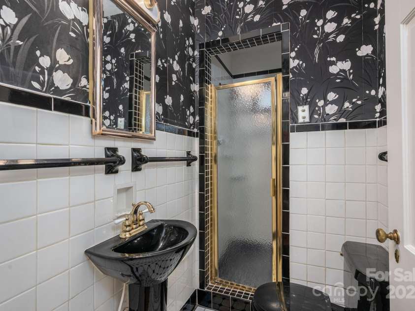 1220 Oakwood Avenue, Gastonia, NC 28052.  MLS# CAR4242343, YatesRealty ID 24643. 