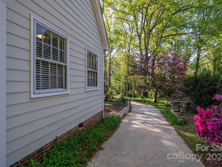 1220 Oakwood Avenue, Gastonia, NC 28052.  MLS# CAR4242343, YatesRealty ID 24643. 