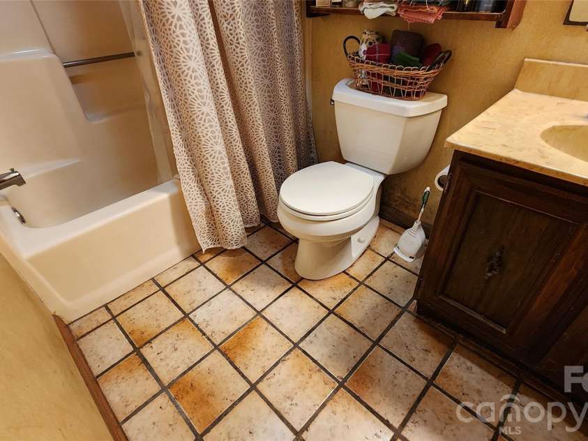 120 Fox Run Ridge Drive, Blowing Rock, NC 28605.  MLS# CAR4383428, YatesRealty ID 24644. 1 of 2 Baths on Main Level