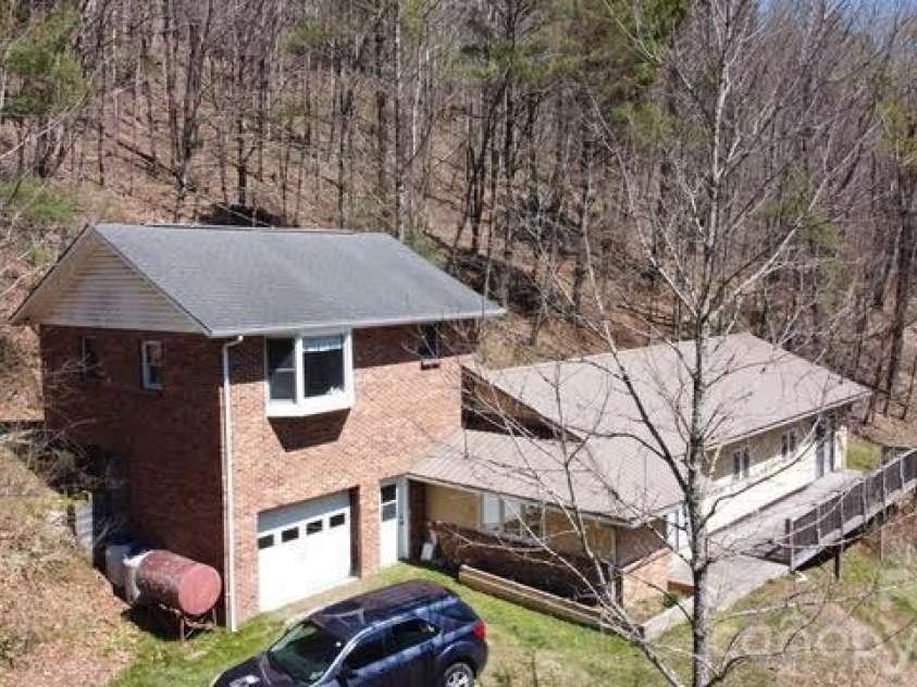 120 Fox Run Ridge Drive, Blowing Rock, NC 28605.  MLS# CAR4383428, YatesRealty ID 24644. 