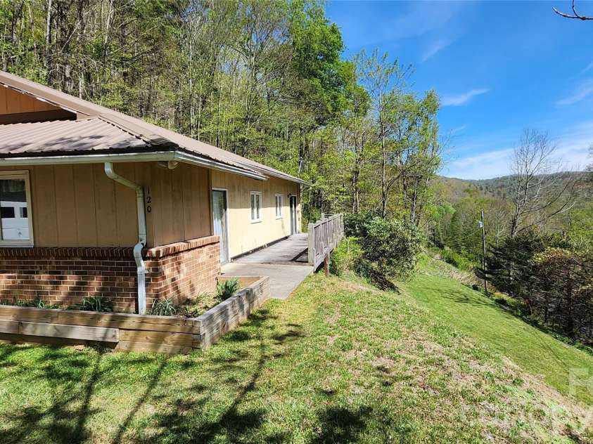 120 Fox Run Ridge Drive, Blowing Rock, NC 28605.  MLS# CAR4383428, YatesRealty ID 24644. 