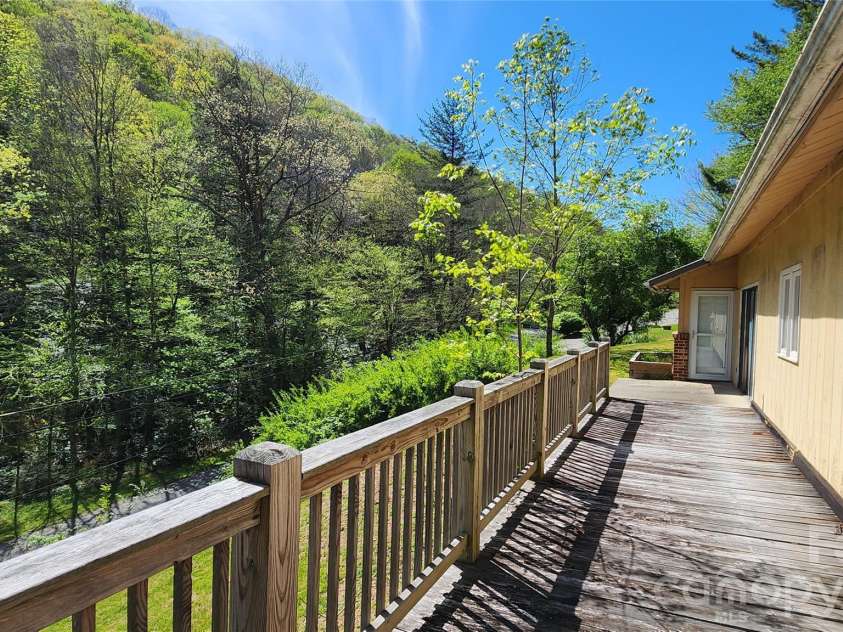120 Fox Run Ridge Drive, Blowing Rock, NC 28605.  MLS# CAR4383428, YatesRealty ID 24644. 