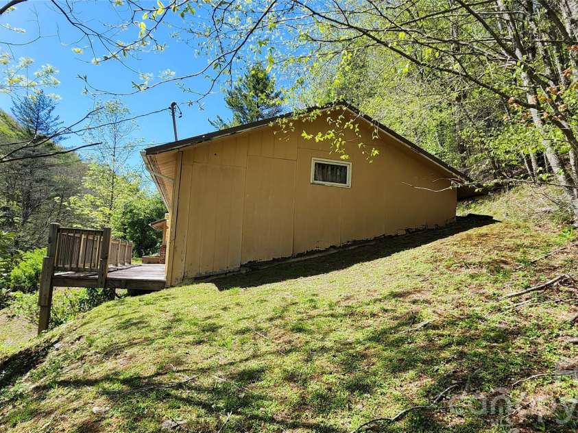 120 Fox Run Ridge Drive, Blowing Rock, NC 28605.  MLS# CAR4383428, YatesRealty ID 24644. 