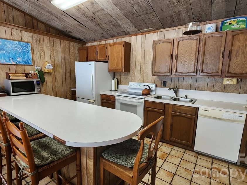 120 Fox Run Ridge Drive, Blowing Rock, NC 28605.  MLS# CAR4383428, YatesRealty ID 24644. 
