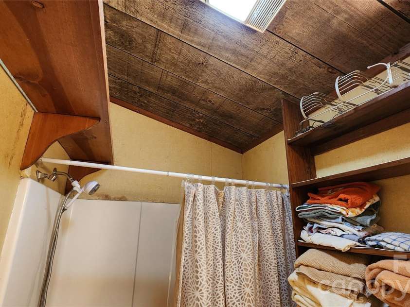 120 Fox Run Ridge Drive, Blowing Rock, NC 28605.  MLS# CAR4383428, YatesRealty ID 24644. Bath has vaulted ceiling