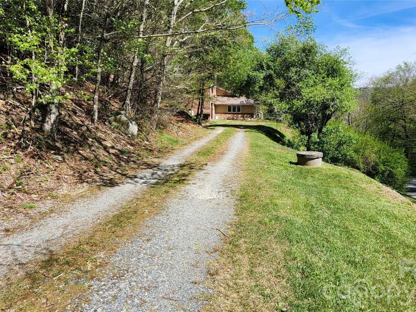 120 Fox Run Ridge Drive, Blowing Rock, NC 28605.  MLS# CAR4383428, YatesRealty ID 24644. Driveway