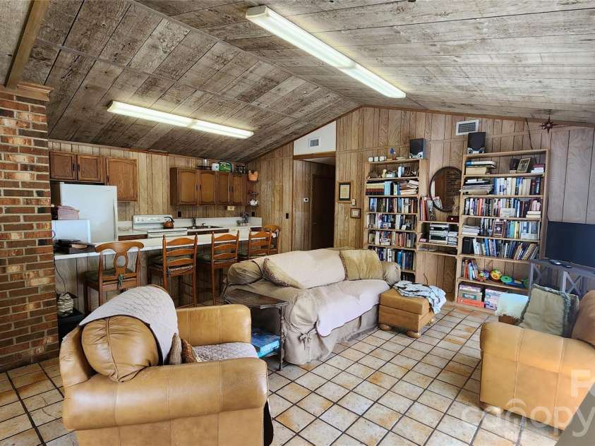 120 Fox Run Ridge Drive, Blowing Rock, NC 28605.  MLS# CAR4383428, YatesRealty ID 24644. Great room has vaulted ceiling