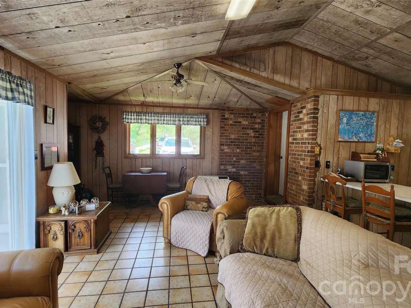 120 Fox Run Ridge Drive, Blowing Rock, NC 28605.  MLS# CAR4383428, YatesRealty ID 24644. Great room is full of natural light