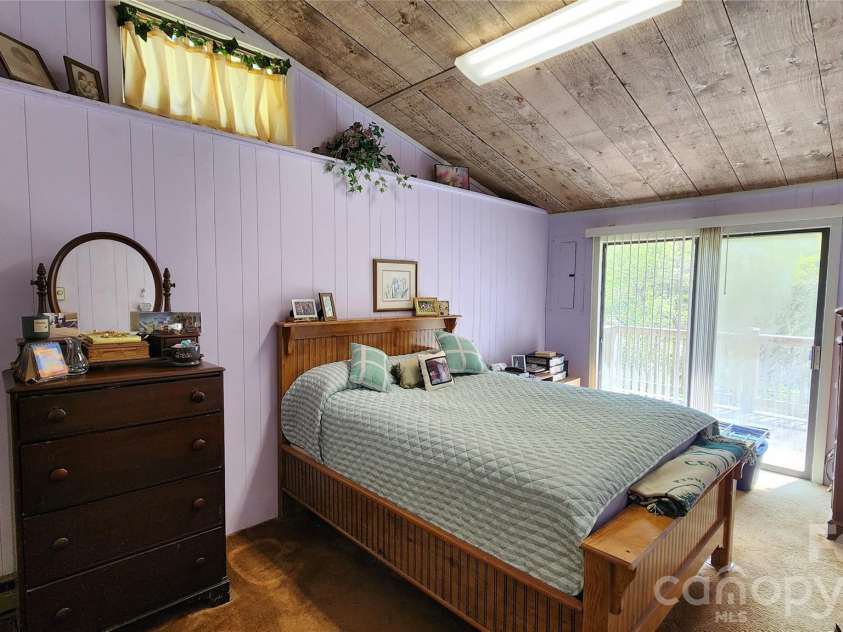 120 Fox Run Ridge Drive, Blowing Rock, NC 28605.  MLS# CAR4383428, YatesRealty ID 24644. Primary bedroom has vaulted ceiling