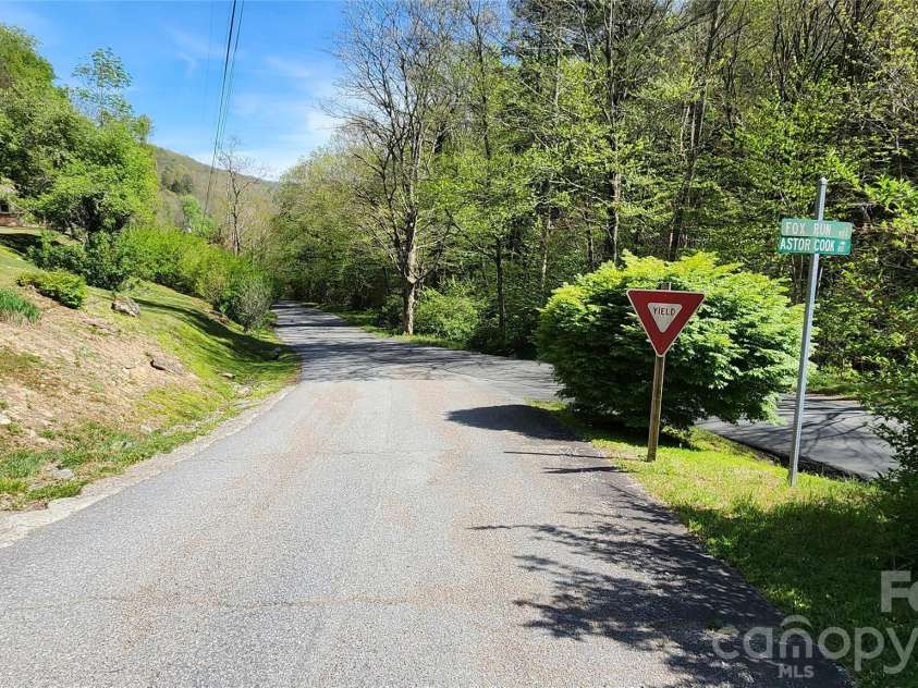 120 Fox Run Ridge Drive, Blowing Rock, NC 28605.  MLS# CAR4383428, YatesRealty ID 24644. Street View