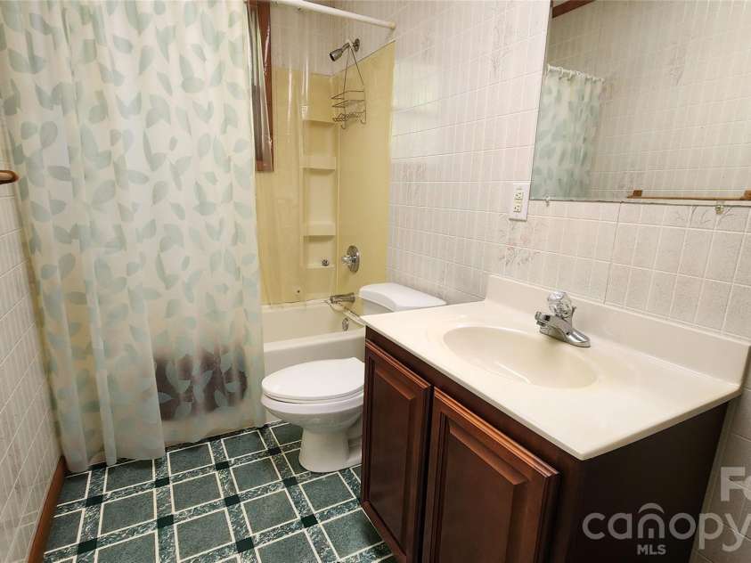 120 Fox Run Ridge Drive, Blowing Rock, NC 28605.  MLS# CAR4383428, YatesRealty ID 24644. Upper level bath