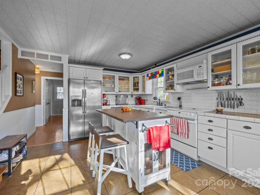 25 Alpine Way, Clyde, NC 28721.  MLS# CAR4255170, YatesRealty ID 24644. 