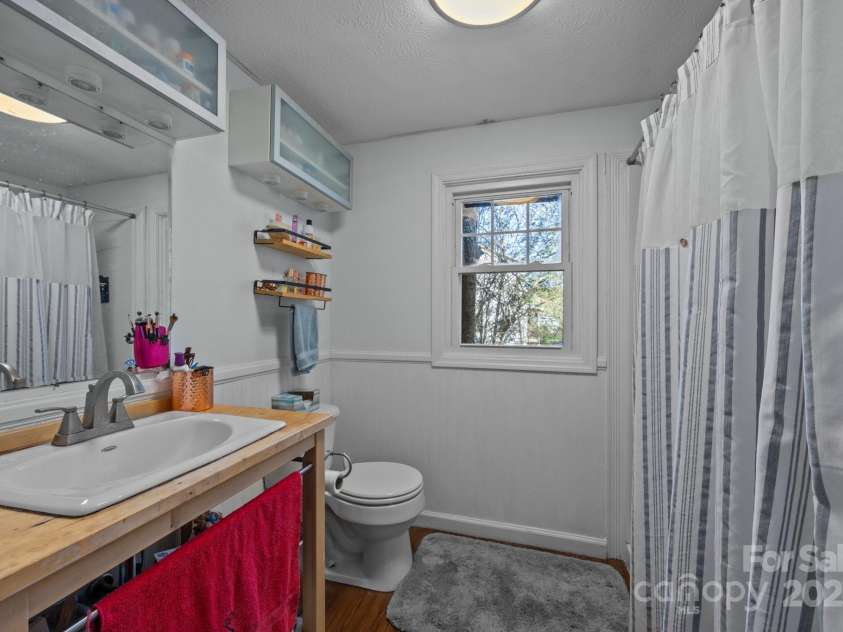 25 Alpine Way, Clyde, NC 28721.  MLS# CAR4255170, YatesRealty ID 24644. Upper bath