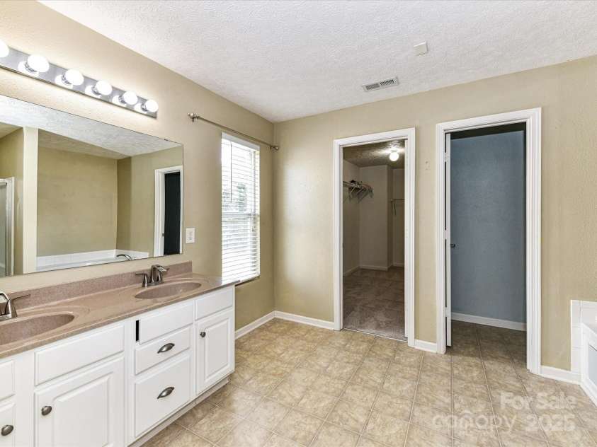 14307 Hartwell Farm Drive, Charlotte, NC 28278.  MLS# CAR4272363, YatesRealty ID 24646. 