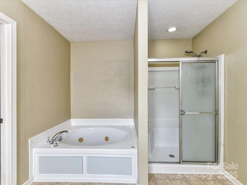 14307 Hartwell Farm Drive, Charlotte, NC 28278.  MLS# CAR4272363, YatesRealty ID 24646. 