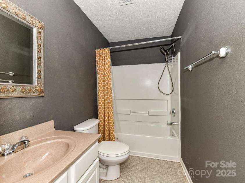 14307 Hartwell Farm Drive, Charlotte, NC 28278.  MLS# CAR4272363, YatesRealty ID 24646. 