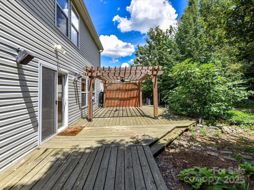 14307 Hartwell Farm Drive, Charlotte, NC 28278.  MLS# CAR4272363, YatesRealty ID 24646. 
