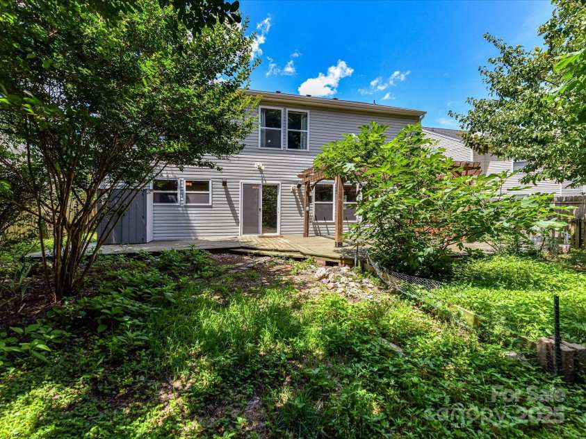 14307 Hartwell Farm Drive, Charlotte, NC 28278.  MLS# CAR4272363, YatesRealty ID 24646. 