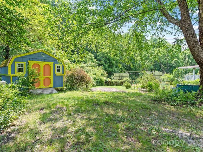 20 Pickens Lane, Weaverville, NC 28787.  MLS# CAR4267121, YatesRealty ID 24647. Artist studio