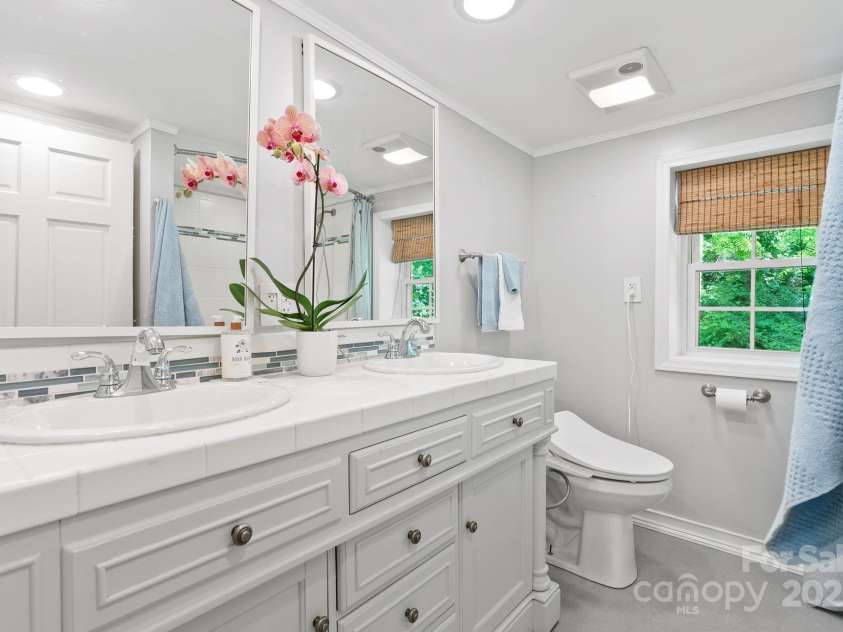 20 Pickens Lane, Weaverville, NC 28787.  MLS# CAR4267121, YatesRealty ID 24647. Upstairs bathroom