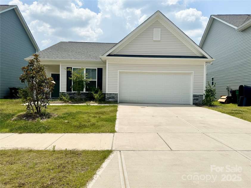 211 Surrey Oak Lane, Charlotte, NC 28216.  MLS# CAR4275849, YatesRealty ID 24649. 