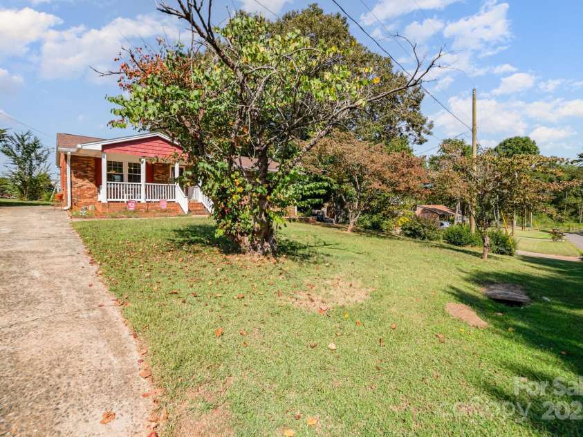 801 Windwood Drive, Gastonia, NC 28056.  MLS# CAR4306059, YatesRealty ID 2465. 