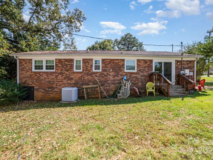 801 Windwood Drive, Gastonia, NC 28056.  MLS# CAR4306059, YatesRealty ID 2465. 
