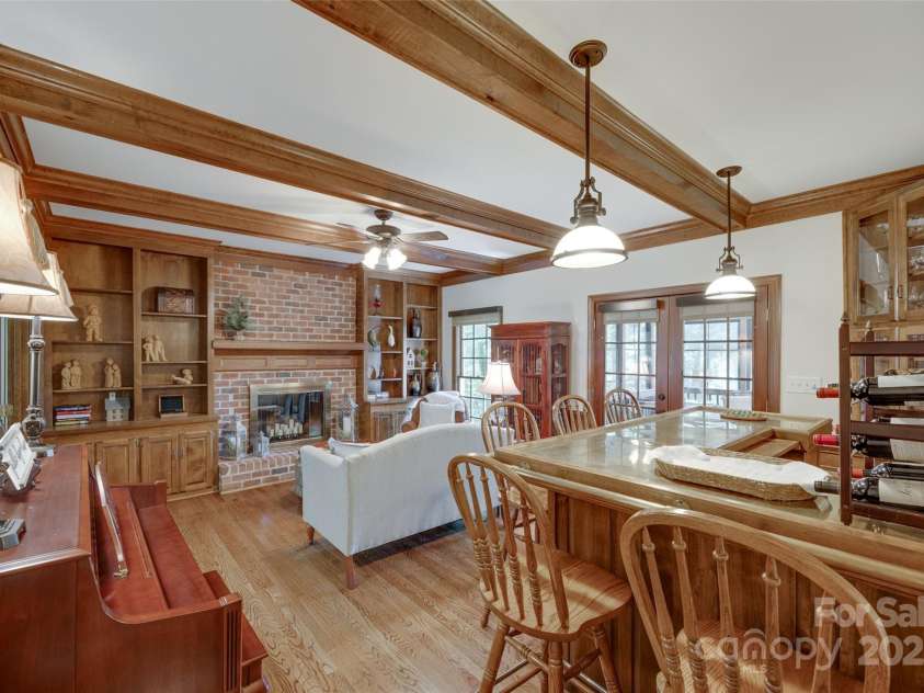 10215 Balmoral Circle, Charlotte, NC 28210.  MLS# CAR4264871, YatesRealty ID 24650. 