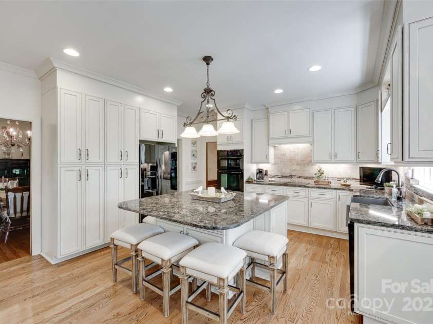 10215 Balmoral Circle, Charlotte, NC 28210.  MLS# CAR4264871, YatesRealty ID 24650. 