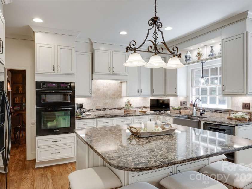 10215 Balmoral Circle, Charlotte, NC 28210.  MLS# CAR4264871, YatesRealty ID 24650. 