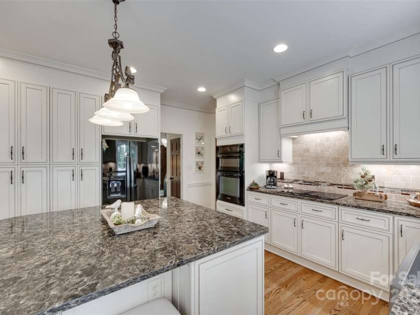 10215 Balmoral Circle, Charlotte, NC 28210.  MLS# CAR4264871, YatesRealty ID 24650. 