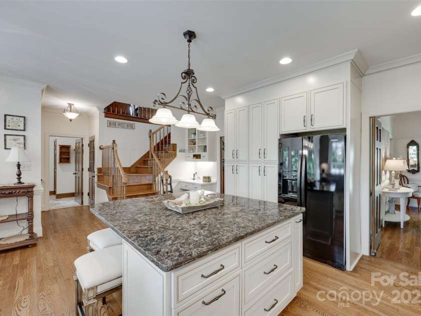 10215 Balmoral Circle, Charlotte, NC 28210.  MLS# CAR4264871, YatesRealty ID 24650. 