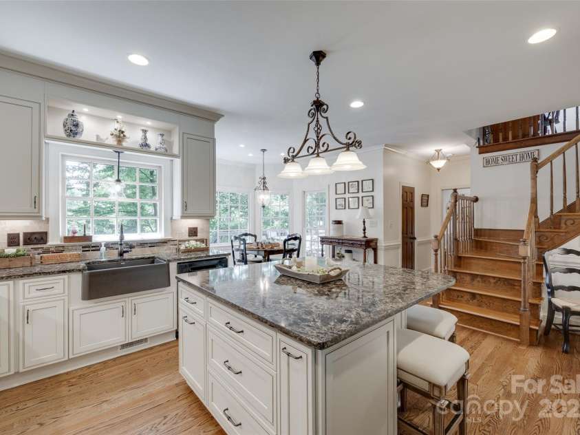 10215 Balmoral Circle, Charlotte, NC 28210.  MLS# CAR4264871, YatesRealty ID 24650. 