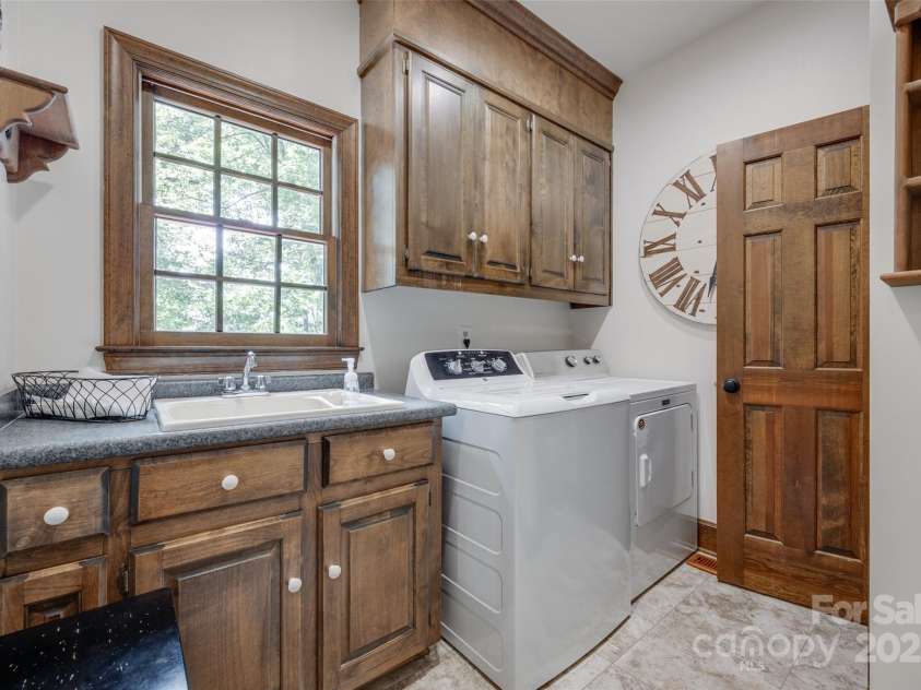 10215 Balmoral Circle, Charlotte, NC 28210.  MLS# CAR4264871, YatesRealty ID 24650. 