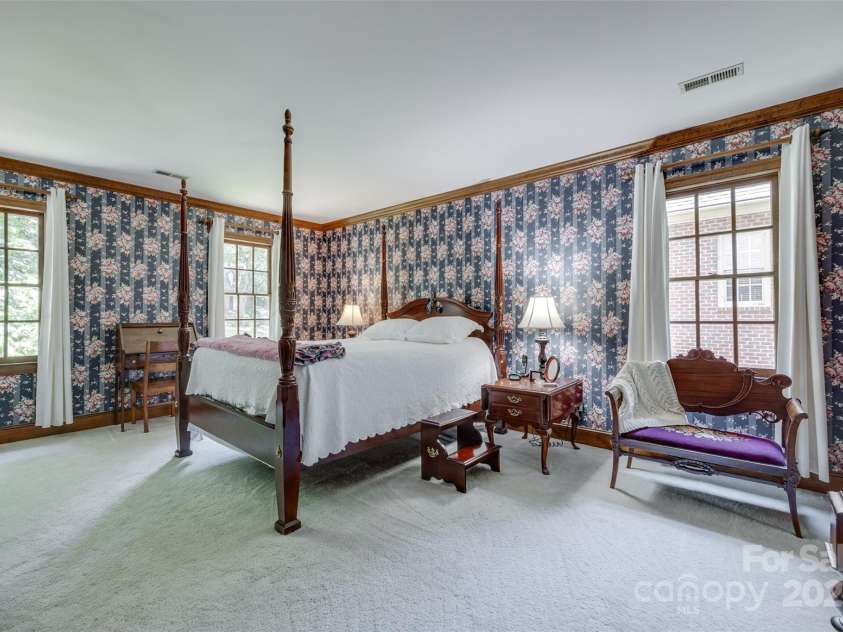 10215 Balmoral Circle, Charlotte, NC 28210.  MLS# CAR4264871, YatesRealty ID 24650. 