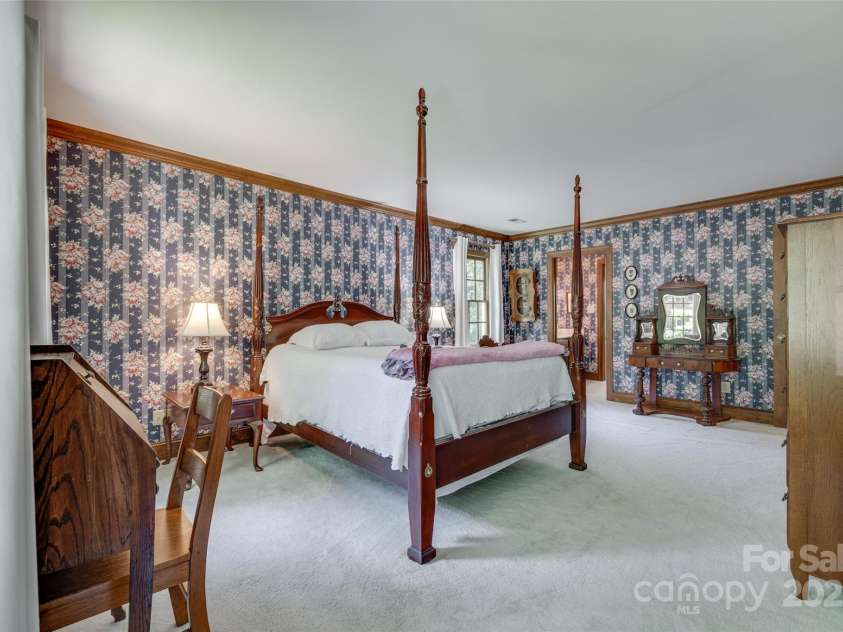 10215 Balmoral Circle, Charlotte, NC 28210.  MLS# CAR4264871, YatesRealty ID 24650. 