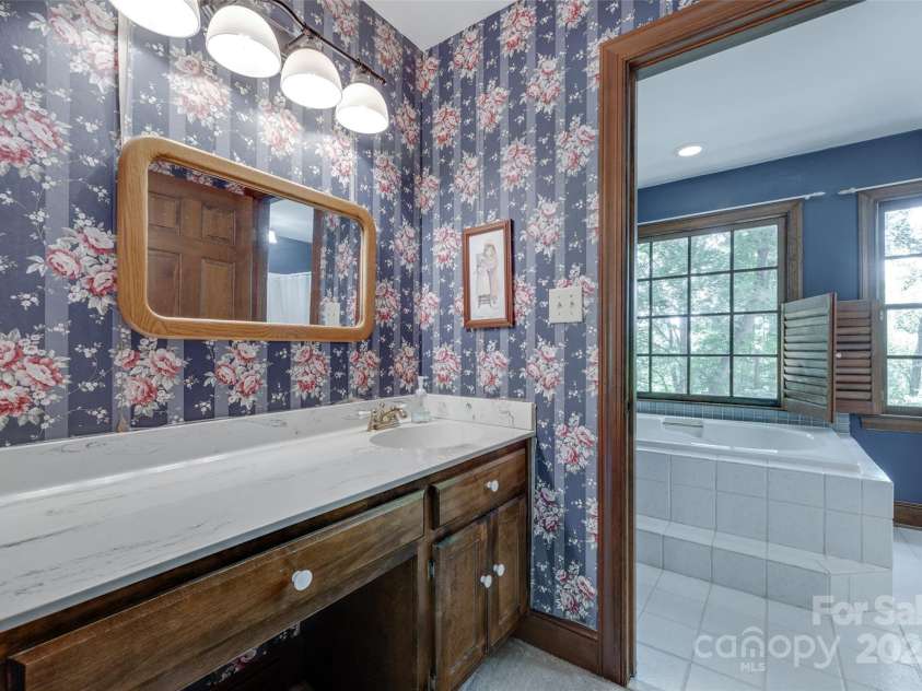 10215 Balmoral Circle, Charlotte, NC 28210.  MLS# CAR4264871, YatesRealty ID 24650. 