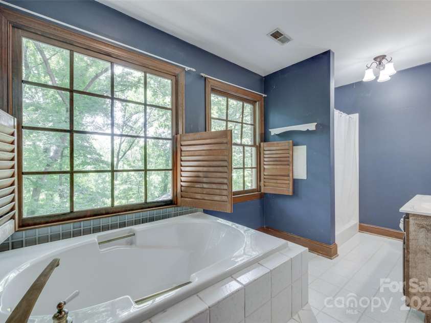 10215 Balmoral Circle, Charlotte, NC 28210.  MLS# CAR4264871, YatesRealty ID 24650. 